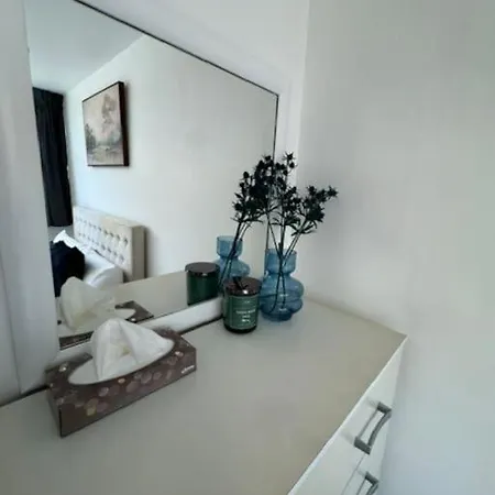 Apartment Stylish 2-bedroom Duplex Sleeps 6