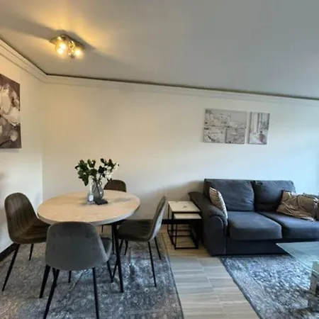 Apartment Stylish 2-bedroom Duplex Sleeps 6 *