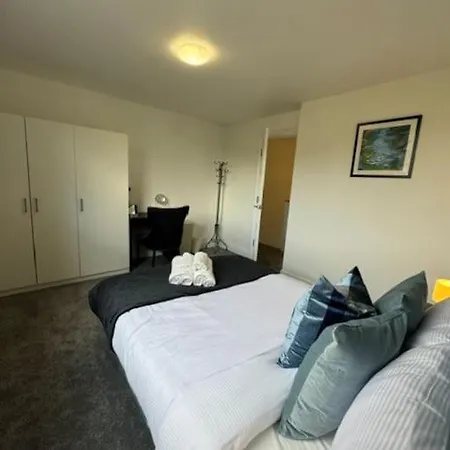 Stylish 2-bedroom Duplex Sleeps 6 London