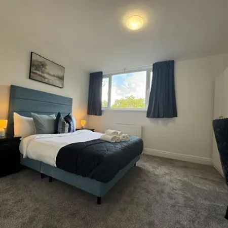 Apartment Stylish 2-bedroom Duplex Sleeps 6