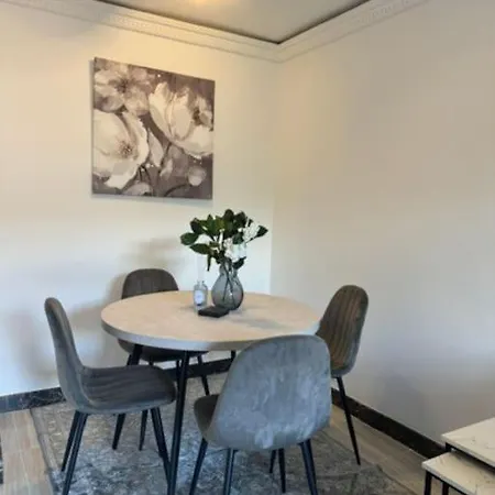 Apartment Stylish 2-bedroom Duplex Sleeps 6 London