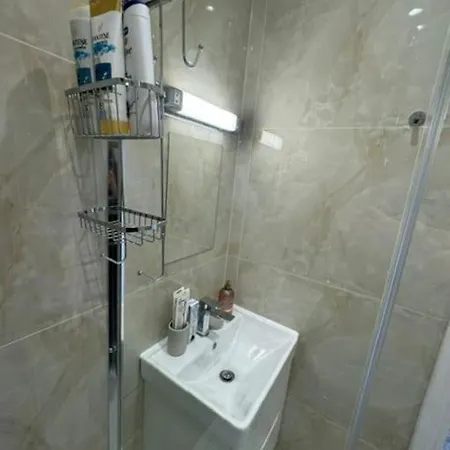 Apartment Stylish 2-bedroom Duplex Sleeps 6 *