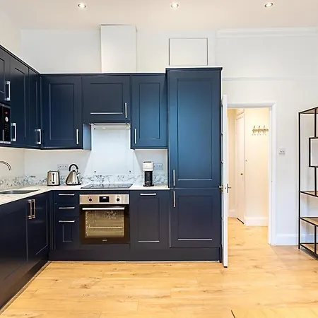 Modern Bayswater Flat *