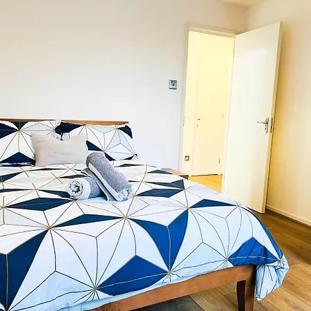 Apartment Comfort: 2-bedroom Flat With Parking And Transport Links