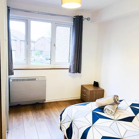Apartment Comfort: 2-bedroom Flat With Parking And Transport Links *