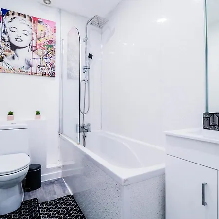 Luxury Battersea 2 Bed - 2min Walk From Station *