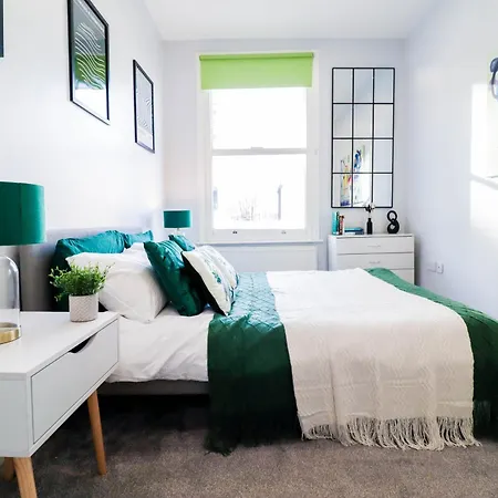 Luxury Battersea 2 Bed - 2min Walk From Station London