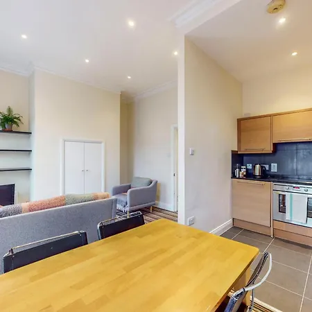 Apartment Charming Victorian 1-bed Flat-3 Mins To Bus Stop London