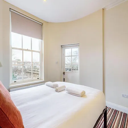 Apartment Charming Victorian 1-bed Flat-3 Mins To Bus Stop