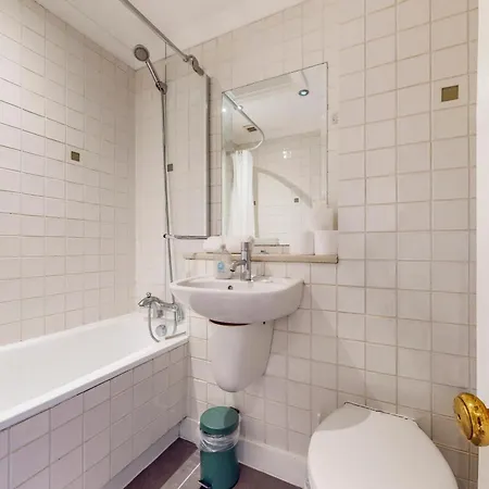 Apartment Charming Victorian 1-bed Flat-3 Mins To Bus Stop London