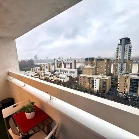 Skyline Apartment, London, Canary Wharf, River Side View And Street Parking Permit