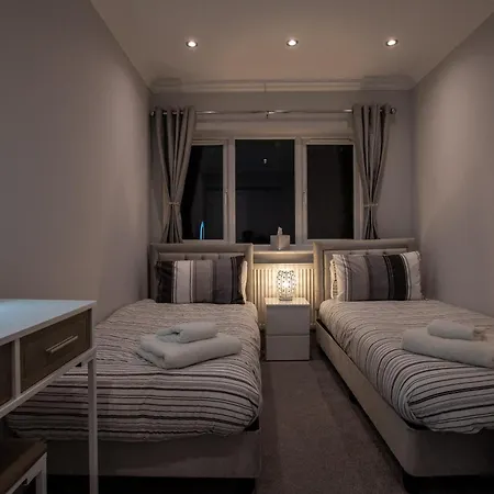 Apartment Luxury Ground Floor 2 Bedroom *