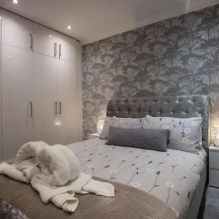 Apartment Luxury Ground Floor 2 Bedroom *