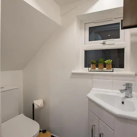 Luxury Ground Floor 2 Bedroom Apartment *