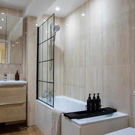 Apartment Luxury Ground Floor 2 Bedroom *