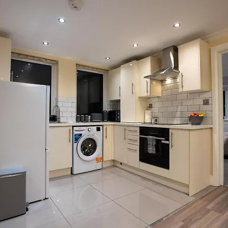 Luxury Ground Floor 2 Bedroom Apartment *