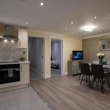 Apartment Luxury Ground Floor 2 Bedroom *