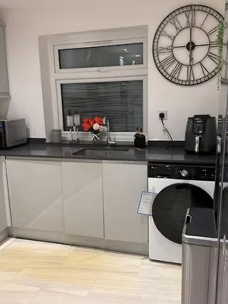 Spacious Twin In Cozy Guest house London