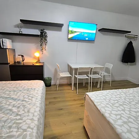 Guest house 4 Person 3min From South Wimbeldon Tube Station Room2 London
