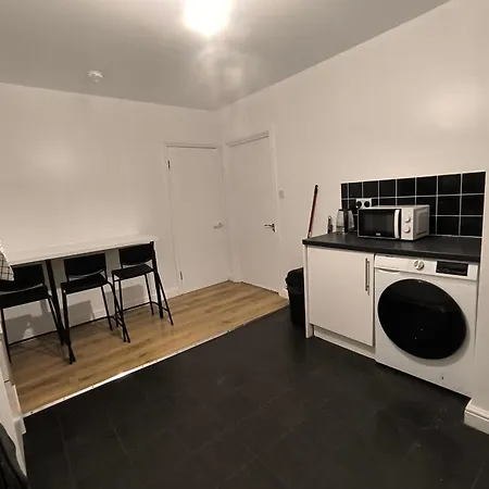 4 Person 3min From South Wimbeldon Tube Station Room2 Guest house *
