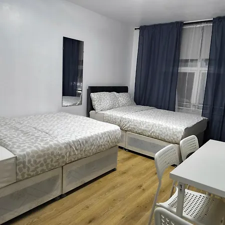 4 Person 3min From South Wimbeldon Tube Station Room2 Guest house London