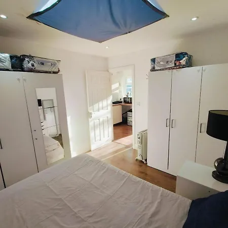 Lägenhet Cosy 2-bed With Amenities