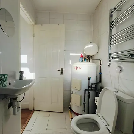 Cosy 2-bed With Amenities Lägenhet *
