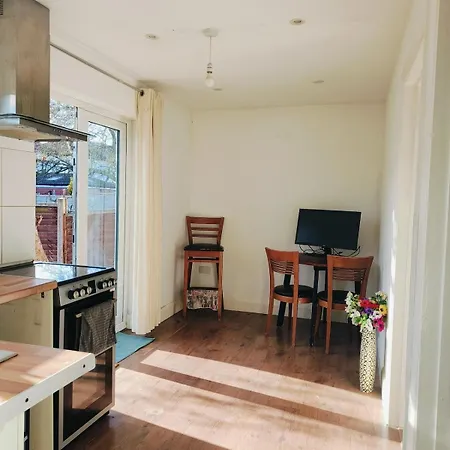Lägenhet Cosy 2-bed With Amenities