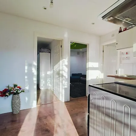 Cosy 2-bed With Amenities