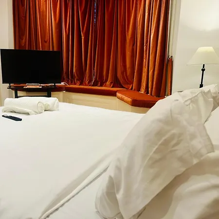 Charming Comfy By Kensington Apartment