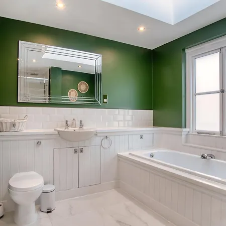 Holiday home Holland Park - Games & Parking *