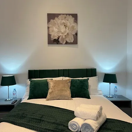 Charming In West Ealing, 12 Mins To By Train, Free Parking, 8-min Walk To Station