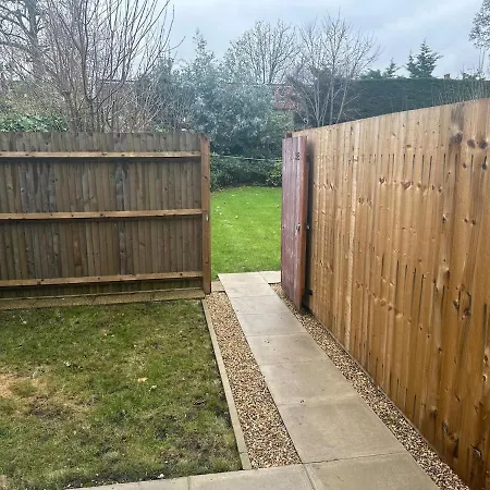 Charming In West Ealing, 12 Mins To By Train, Free Parking, 8-min Walk To Station Apartment London