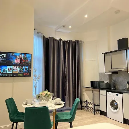 Apartment Charming In West Ealing, 12 Mins To By Train, Free Parking, 8-min Walk To Station *
