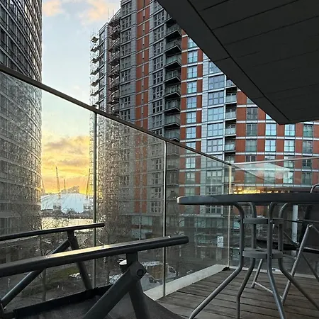 Luxury View 2 Bedroom In Canary Wharf Apartment
