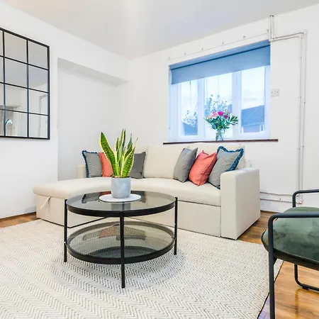 Holiday home 3 Bdr House In Kingston Upon Thames, London Waterloo In 30 Mins Kingston upon Thames (Greater London)