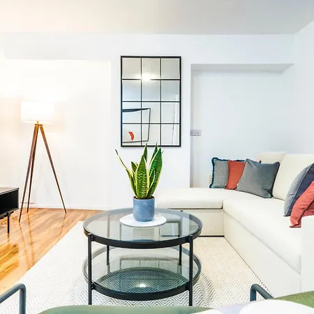Holiday home 3 Bdr House In Kingston Upon Thames, London Waterloo In 30 Mins