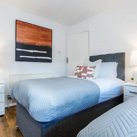 Holiday home 3 Bdr House In Kingston Upon Thames, London Waterloo In 30 Mins Kingston upon Thames (Greater London)