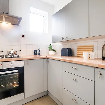 3 Bdr House In Kingston Upon Thames, London Waterloo In 30 Mins Holiday home