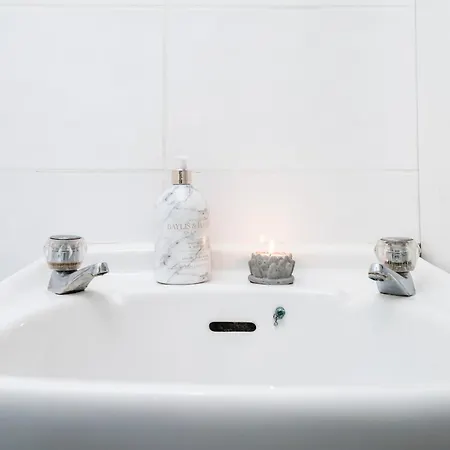 3 Bdr House In Kingston Upon Thames, London Waterloo In 30 Mins Holiday home Kingston upon Thames (Greater London)