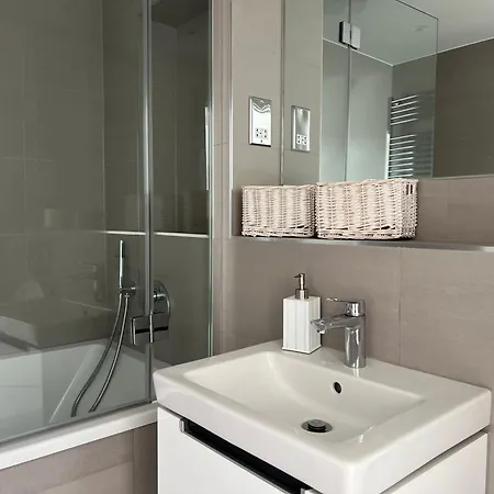 Homestay South West Heart, Close So Many Public Transports London