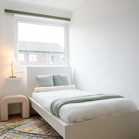 Large Cozy 4 Bedroom House In Holiday home