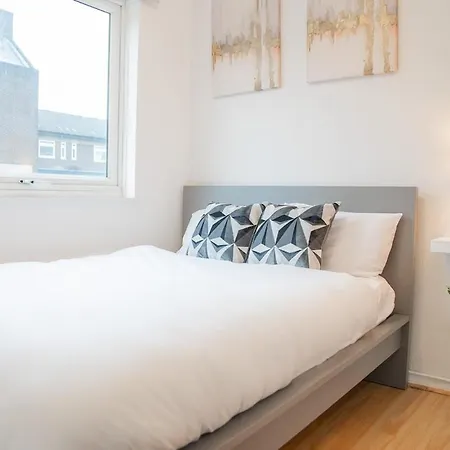 Large Cozy 4 Bedroom House In Holiday home *