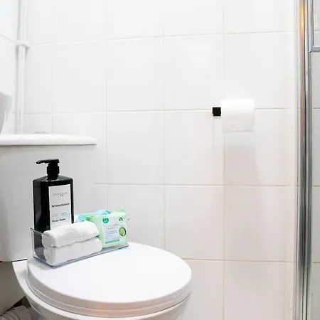Holiday home Large Cozy 4 Bedroom House In London