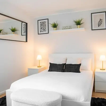 Large Cozy 4 Bedroom House In *