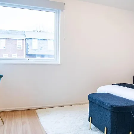 Holiday home Large Cozy 4 Bedroom House In *