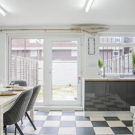 Large Cozy 4 Bedroom House In Holiday home London
