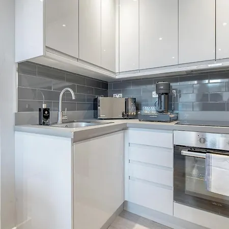 Apartment Edgware Road's Gem London