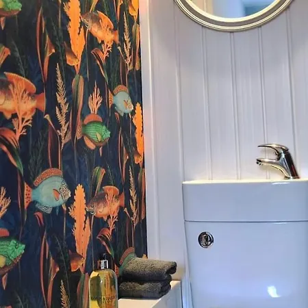 Apartment Living In Zone 2 With Free Parking