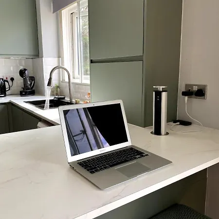 Apartment Living In Zone 2 With Free Parking London